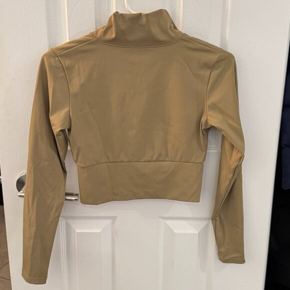 Peachy Athletics Cropped Zip-Up Jacket – Chic & Sleek Activewear Essential 🍑 - Picture 3 of 7